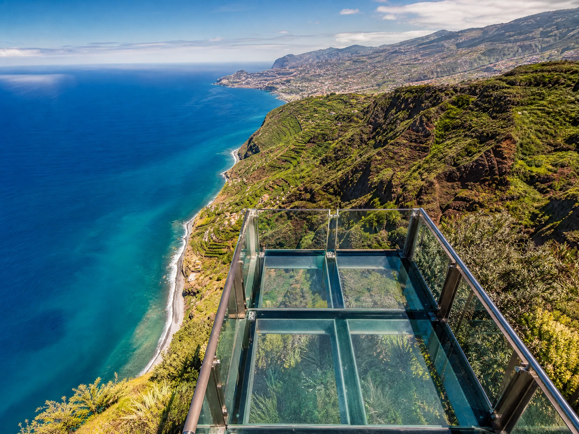Blick vom gläsernen Skywalk Cabo Girão auf die Steilküste und terrassierte Felder Madeiras